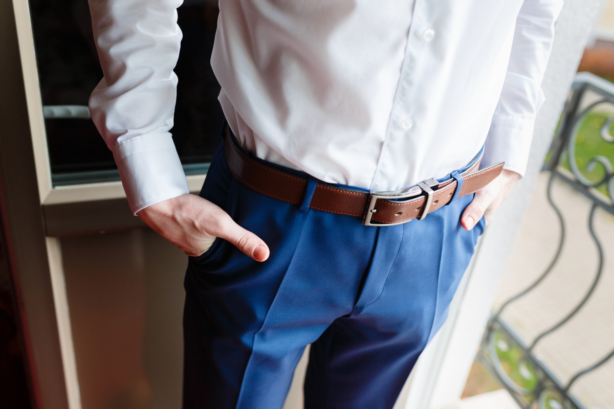 Mann-weisses-Hemd-blaue-Hose