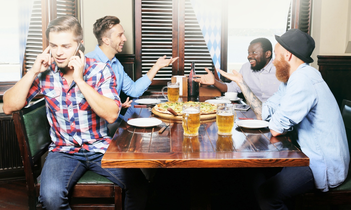 Junge-Maenner-im-Restaurant - Hemdärmel richtig hochkrempeln